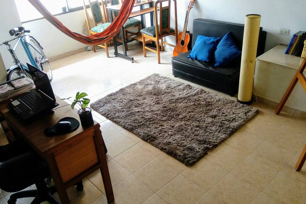 Puedes usar la hamaca, leer en la alfombra, escuchar música o tocar guitarra cuanto quieras.
