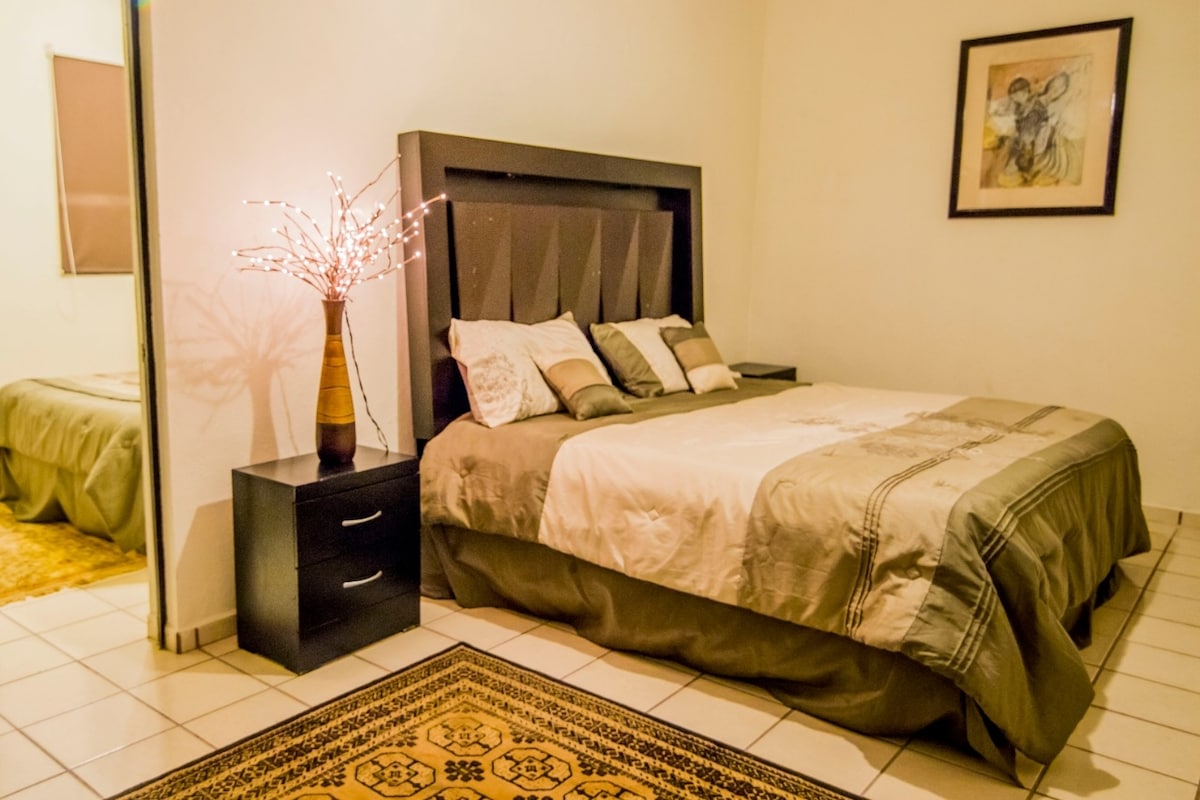 Fotografija glavne spavaće sobe s WC-om komunicira s drugom spavaćom sobom s bračnim krevetom i kupaonicom s WC-om.  ( Ako je potrebno više prostora, aneks se nudi uz dodatnu naknadu)