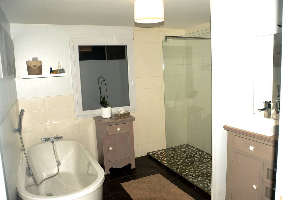 Salle de bain avec Douche à l'italienne et baignoire