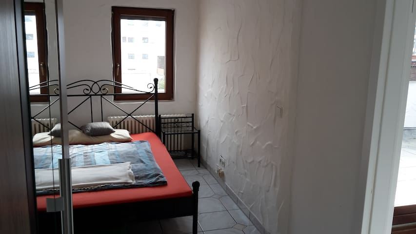 10m² Zimmer in Studenten-WG (Bett und Schrank)