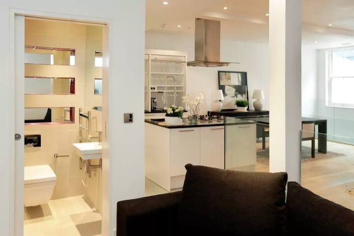 Elegant and Stunning 3 Bedroom and 3 Bathroom with AC in Kensington gallery image 3
