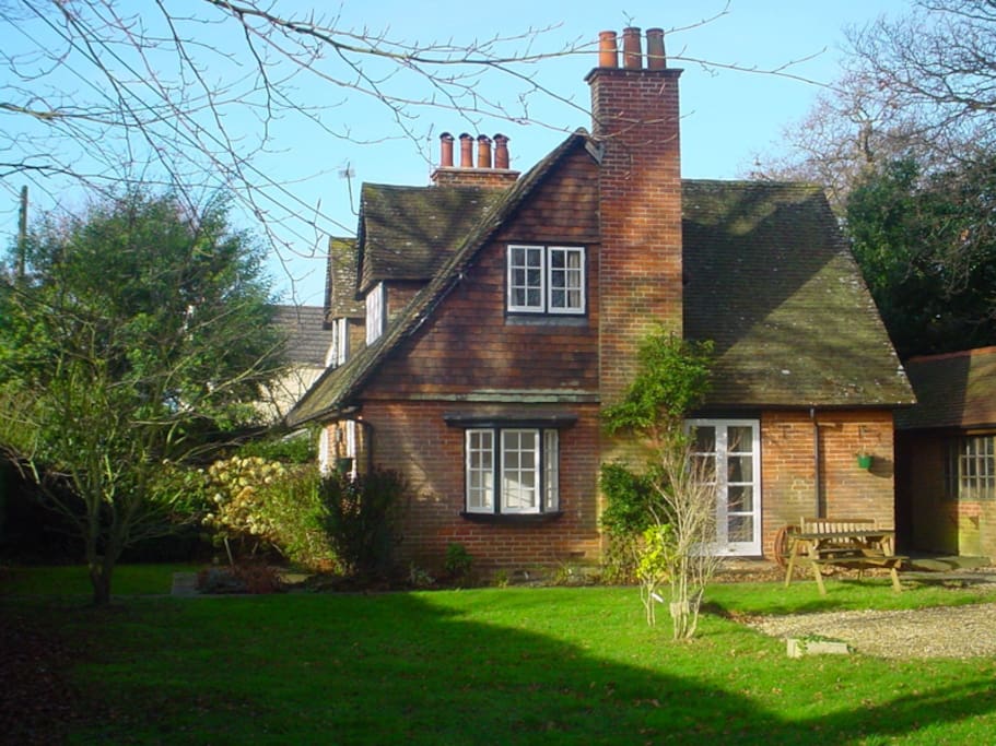 Arts &amp; Crafts cottage, New Forest coastal Village