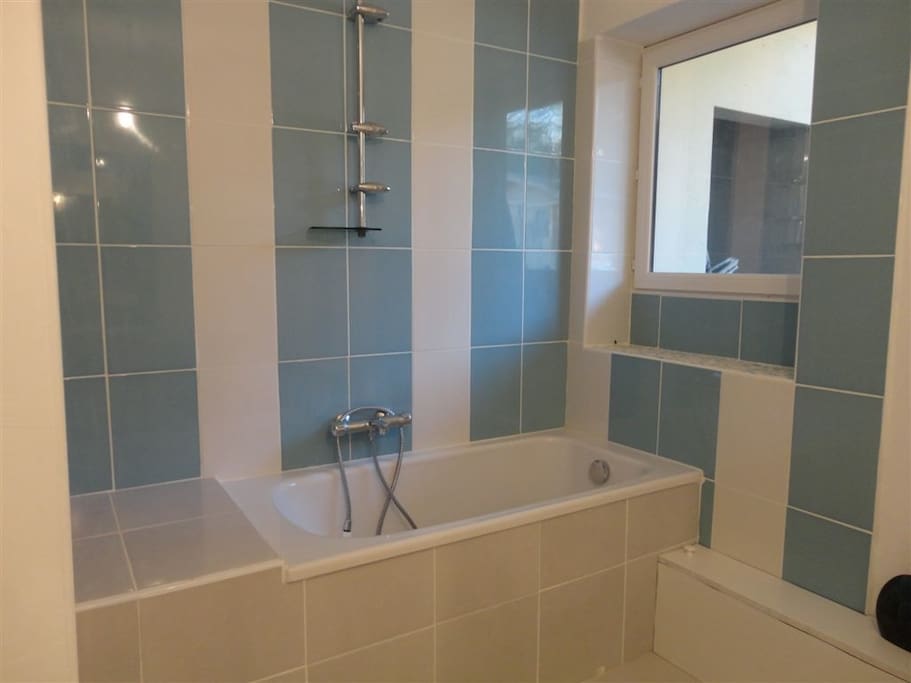 Salle de bains refaite à neuf avec baignoire