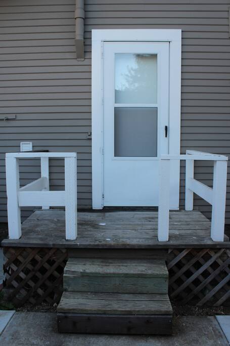Great little backyard area with picnic table