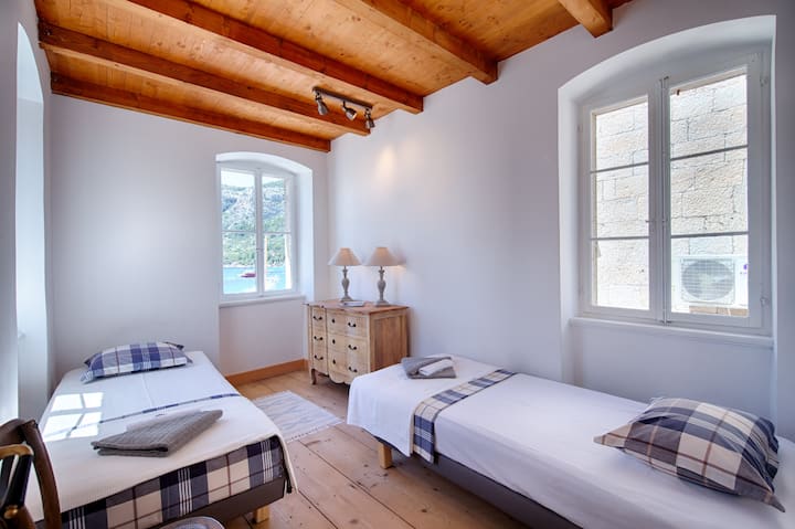 Slaapkamer met 2 één persoons bedden op 3e verdieping