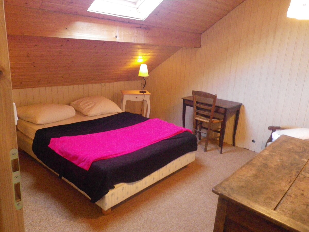 eerste slaapkamer met tweepersoonsbed