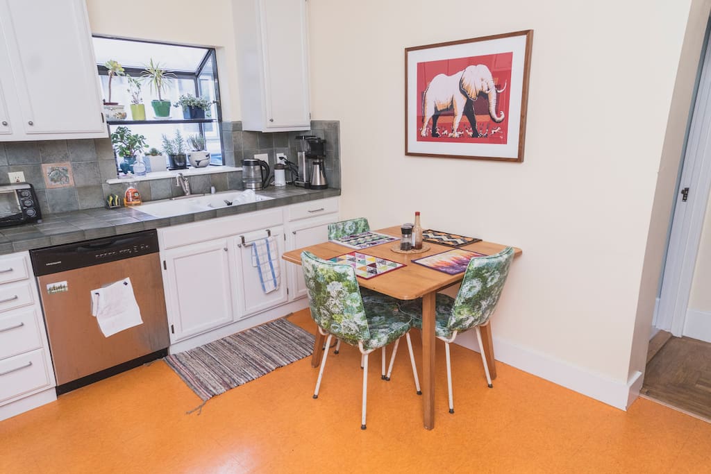 Eat-in kitchen with dishwasher