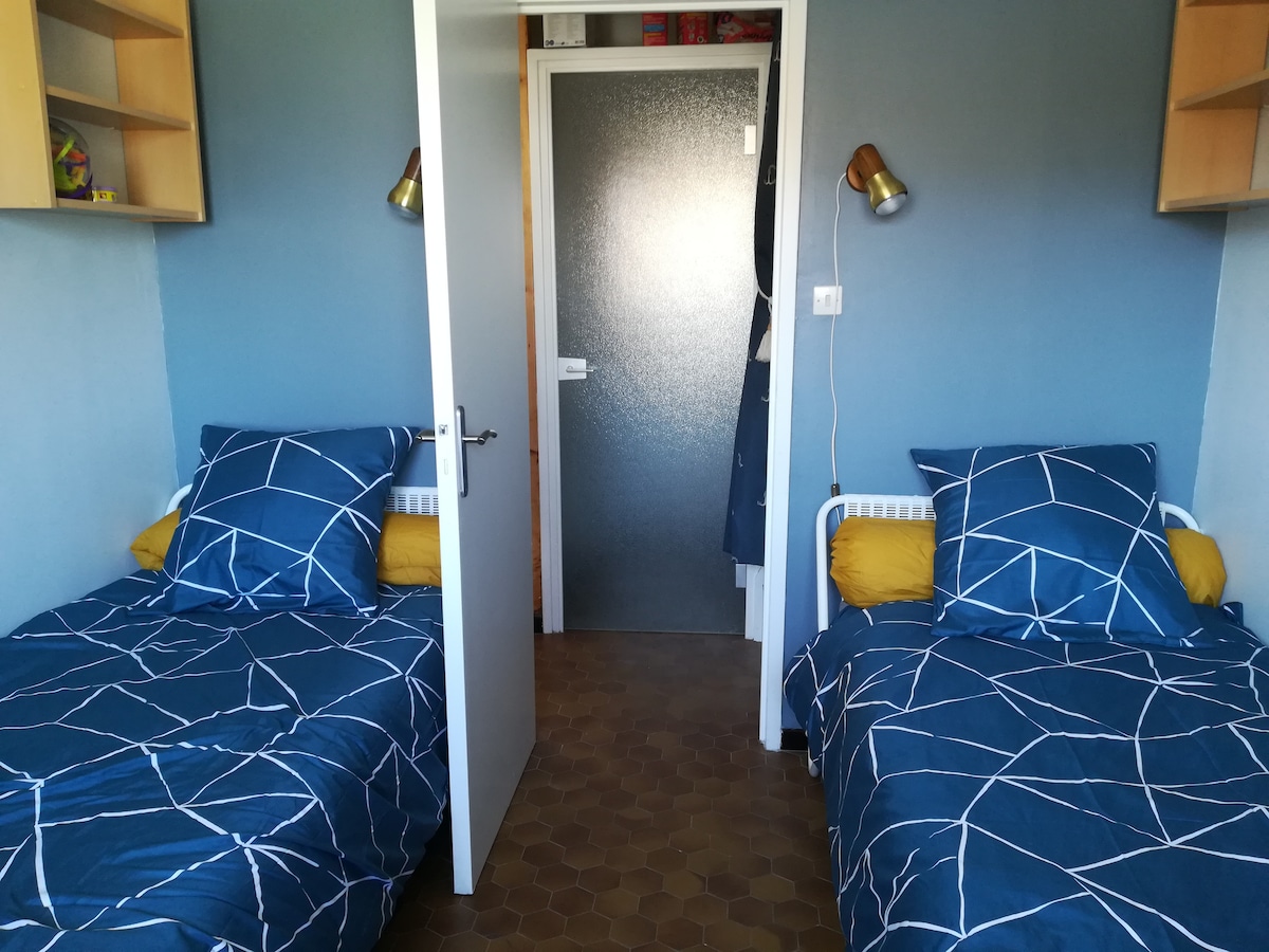 卧室配有两张单人床和两个衣柜。