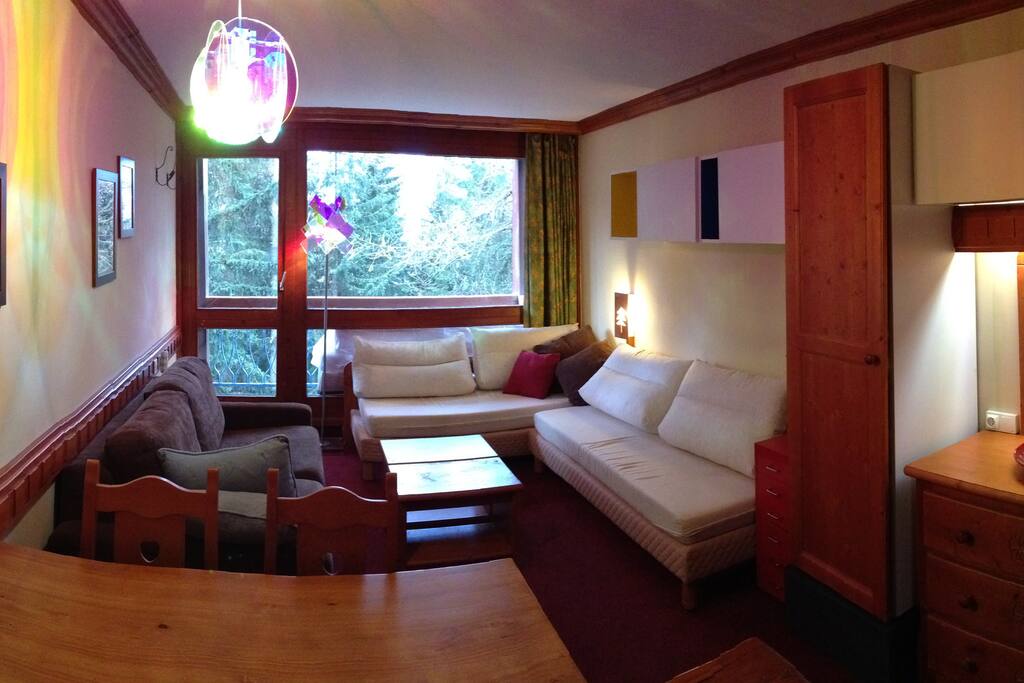 LA CHAMBRE- SALON ET VUE SUR LA FORET