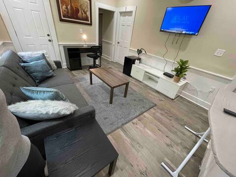 Rajumon ventures Room 1 spacious tv, a/c & a table