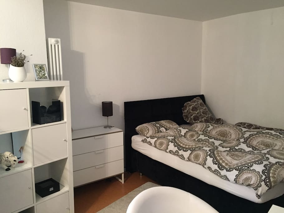 großes Bixspringbett im Schlafzimmer in den ruhigen Hinterhof