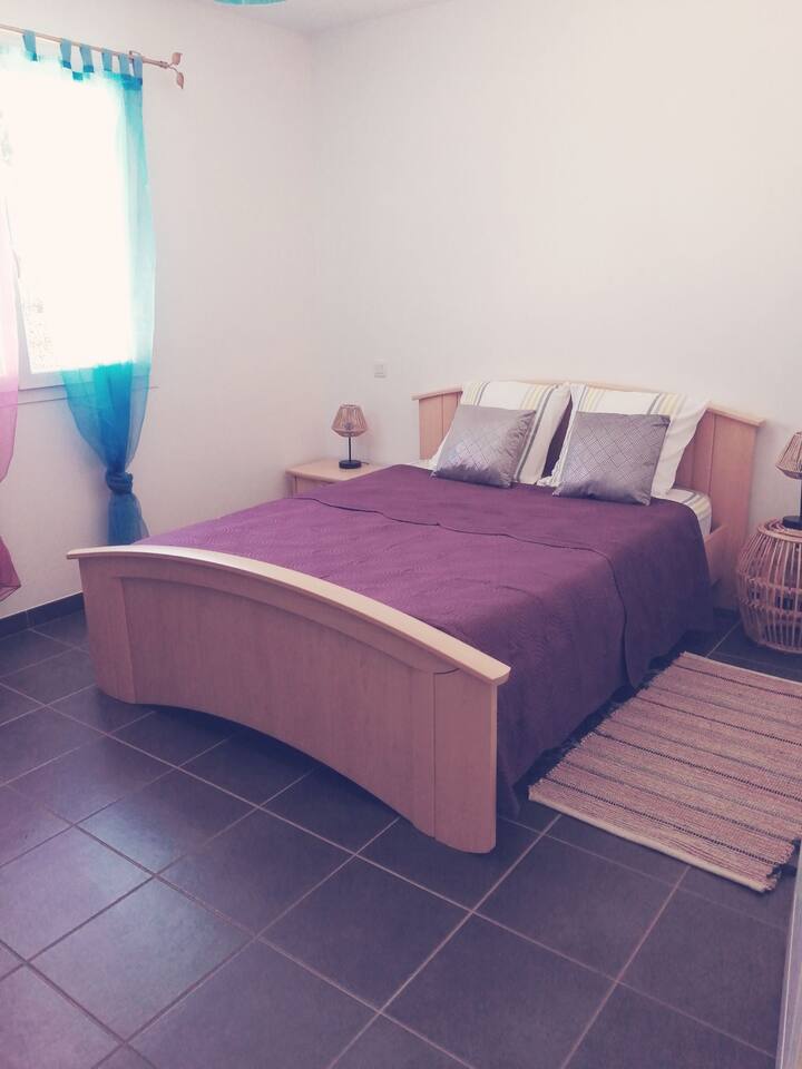 Une chambre 140/190 avec placard.