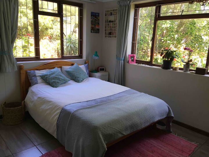 Chambre au rez-de-chaussée avec lit queen size et vue magnifique sur le jardin, et magnifique soleil de l'après-midi.