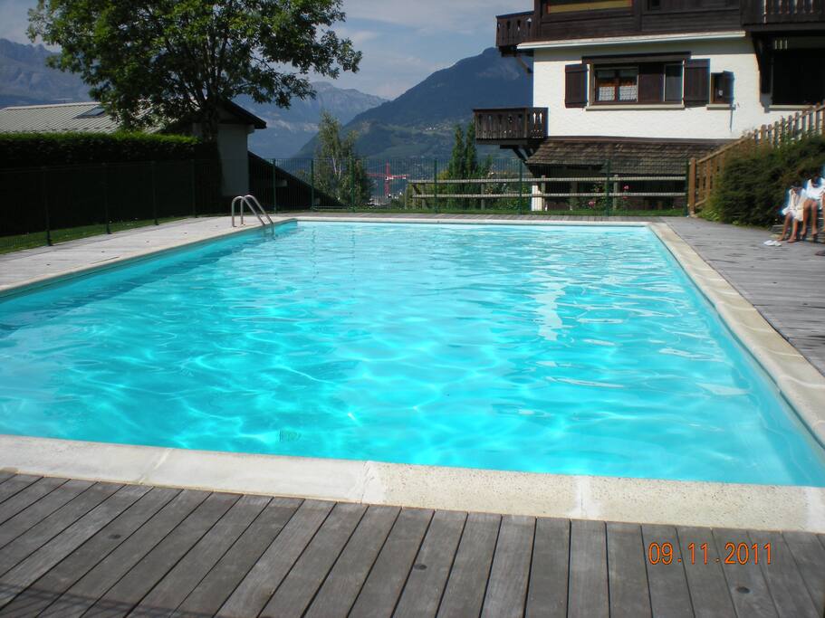 L'ampia piscina condominiale