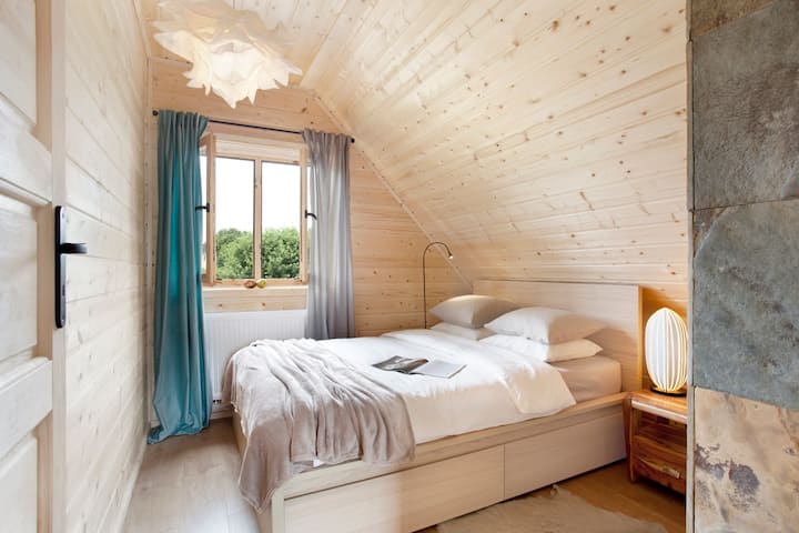 หนึ่งในห้องนอนที่มีเตียงคู่อบอุ่นอบอุ่นและมีกลิ่นหอม