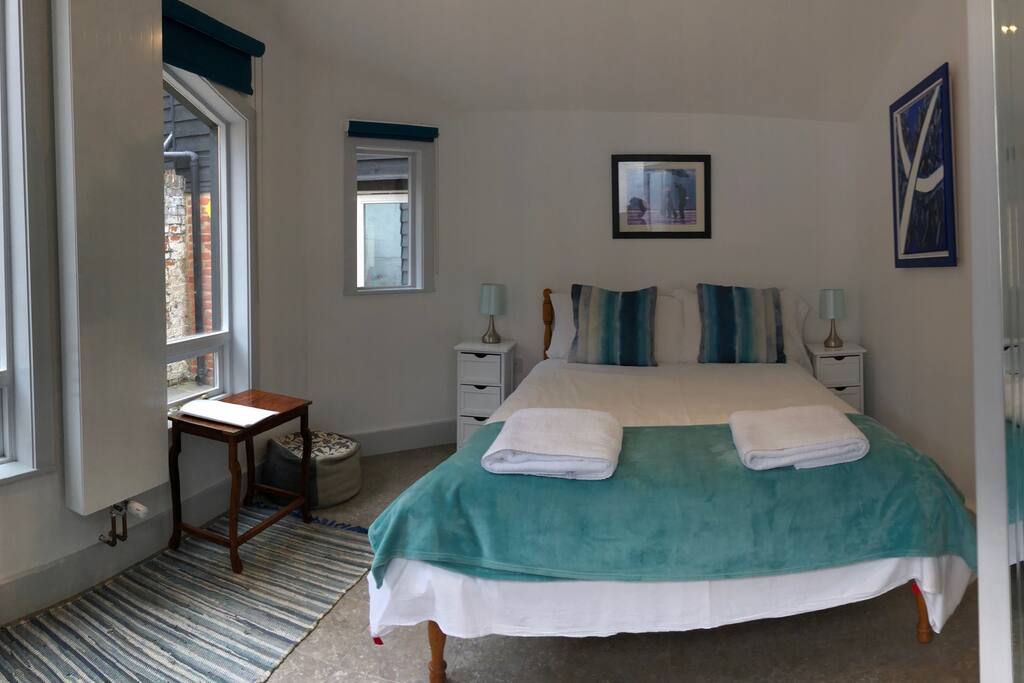 Cosy studio just off the high street