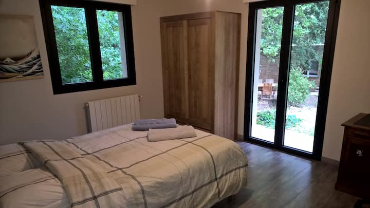 Dhomë me pamje nga kopshti dhe pishina