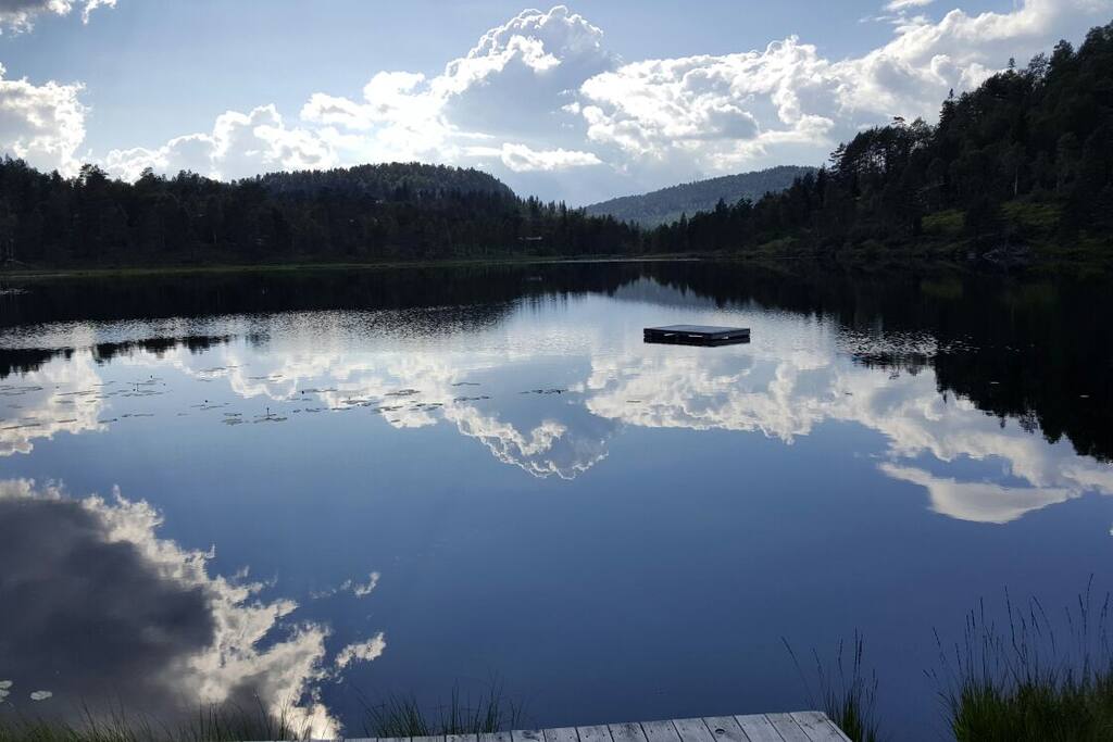 Der See vom Badeplatz aus gesehen.