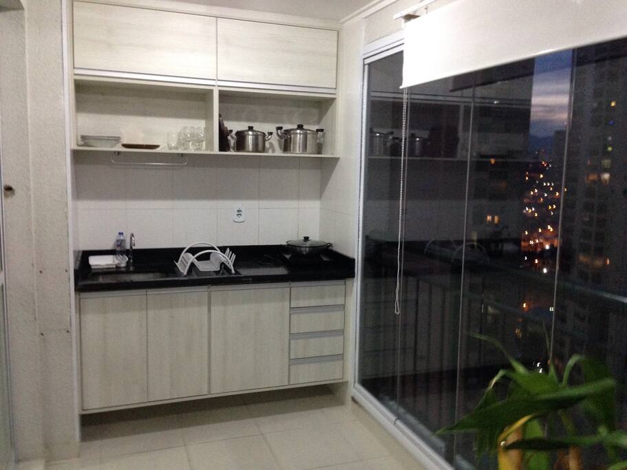 Cozinha gourmet na varanda com utensílios
