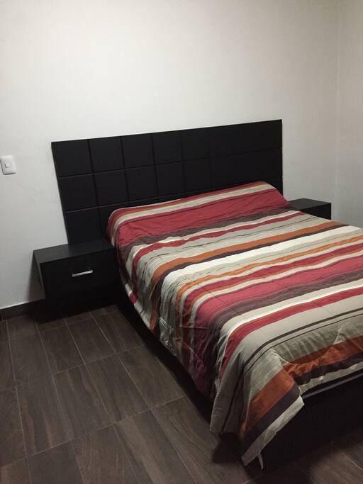 Recámara con cama matrimonial, closet y buena ventilación