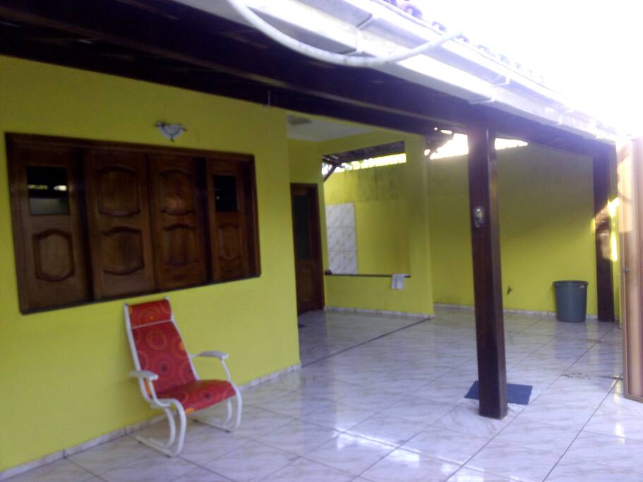 Entrada e garagem da casa.