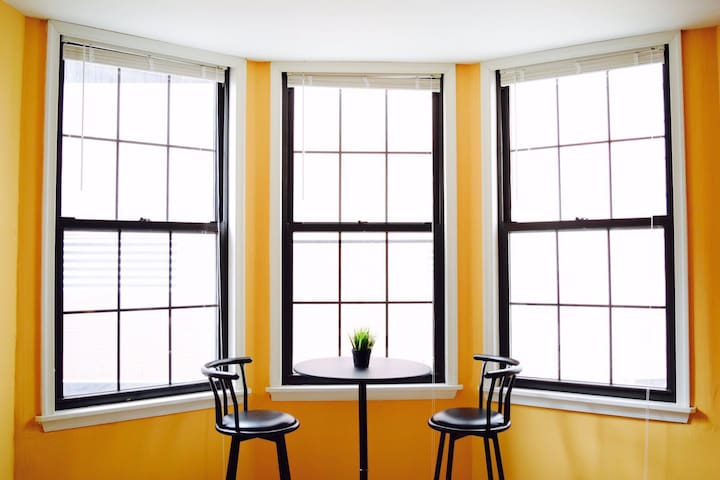 Sunny 1BR Apt by PA Convention Center/ Center City