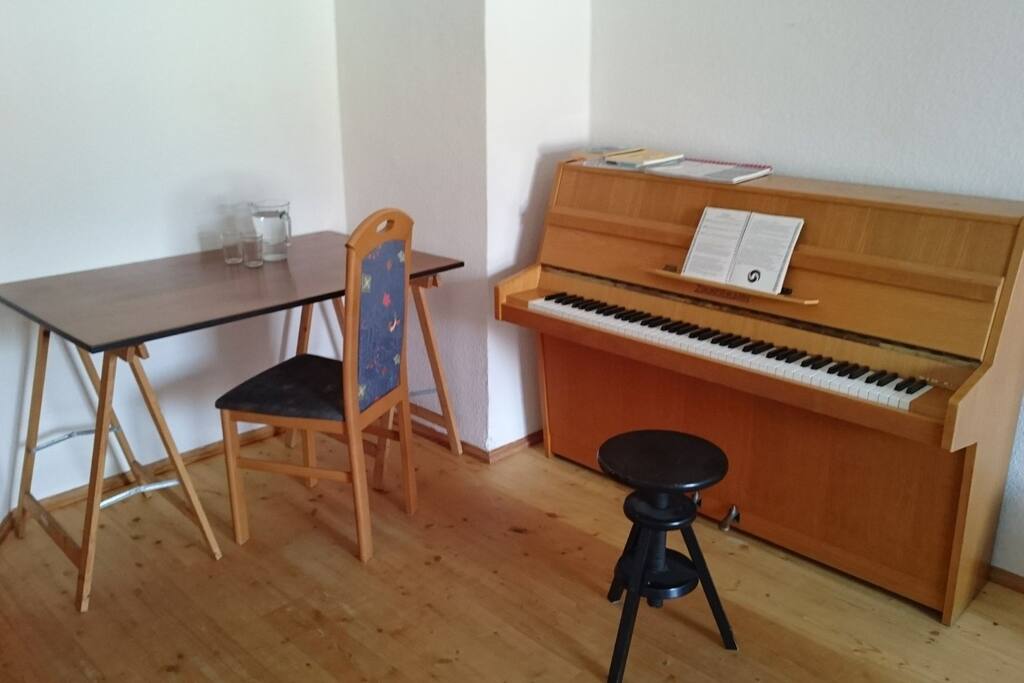 Klavier und Tisch