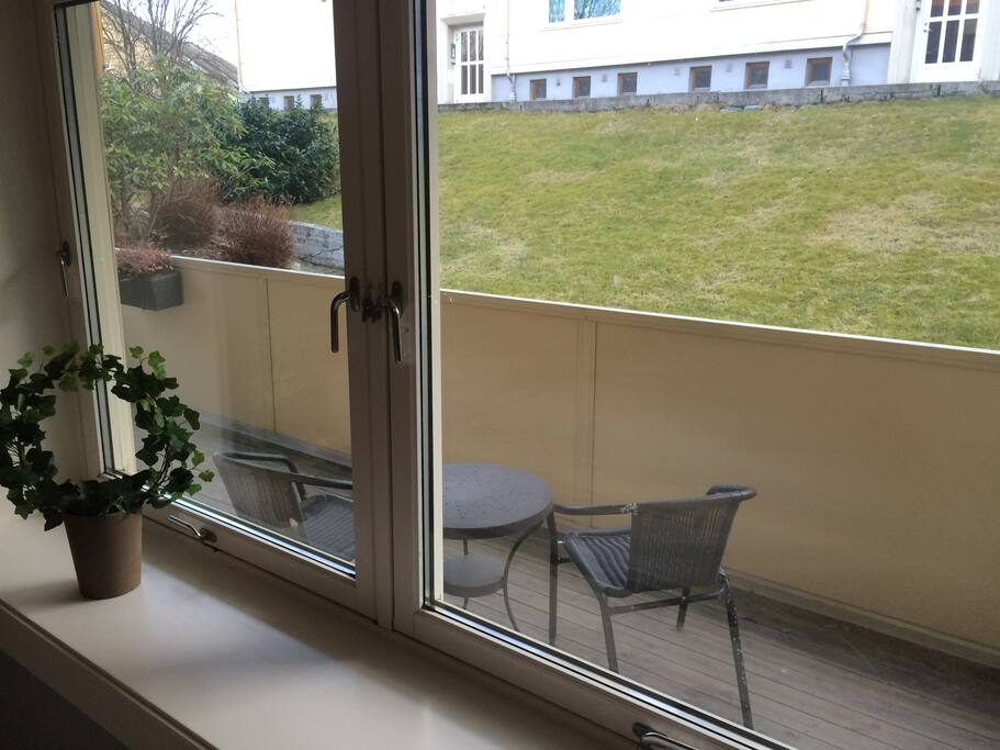 Bedroom nr. 1 with view to the backyard and balcony