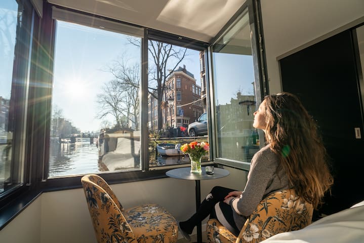 2 Houseboat Suites your Floating Home Experience