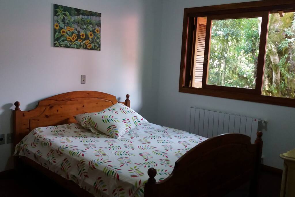 Quarto 1 - Suíte Casal (com guarda-roupas e cômoda).