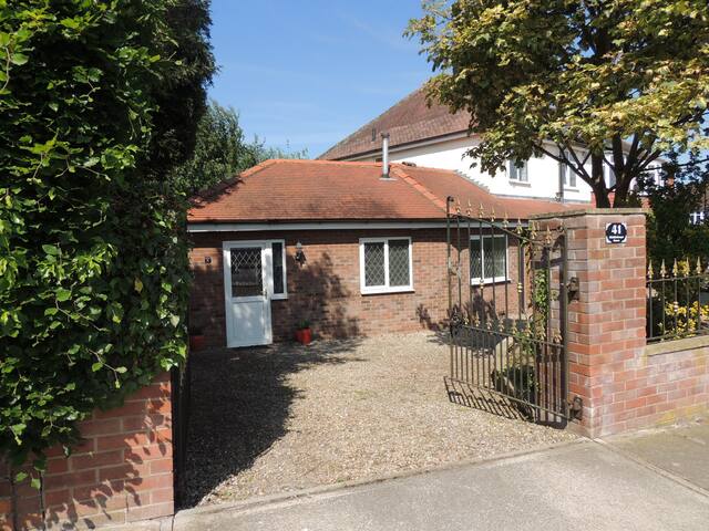 Middlethorpe Apartment- free parking