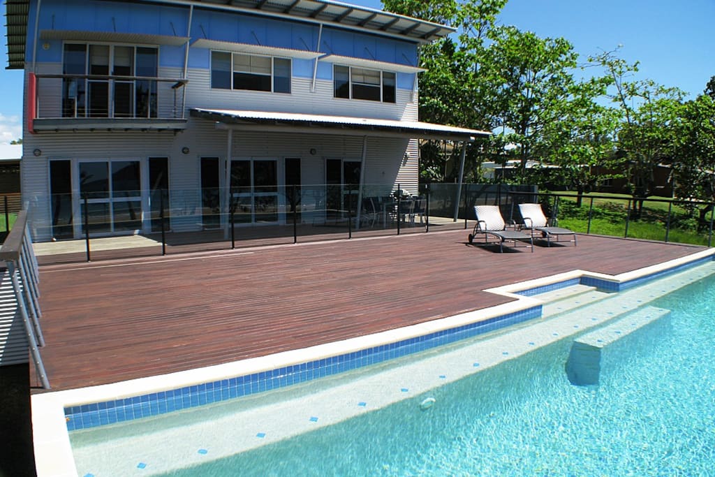 Bella's Beach House - Pool to front exterior