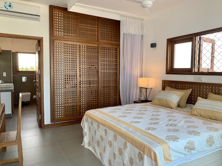 غرفة نوم مع حمام داخلي