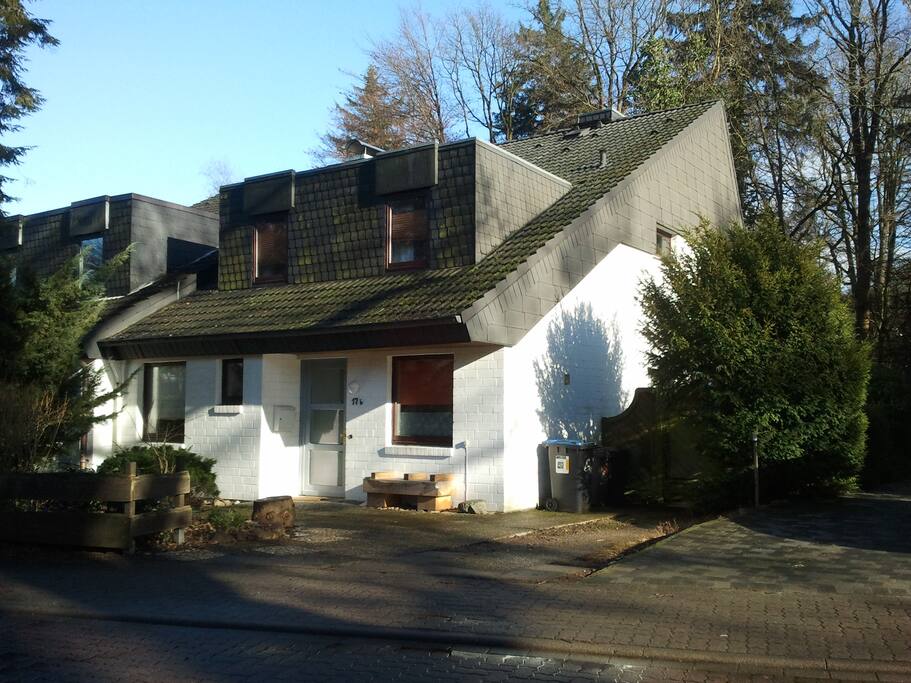 Hausansicht mit Parkplatz