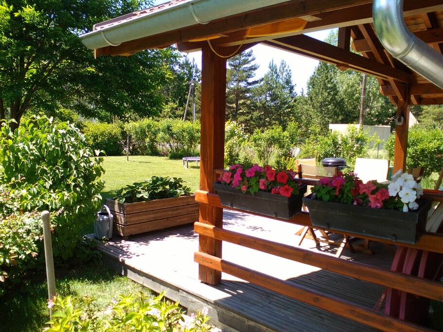 Beau jardin arboré et fleuris grande terrasse avec table et chaises en teck,
