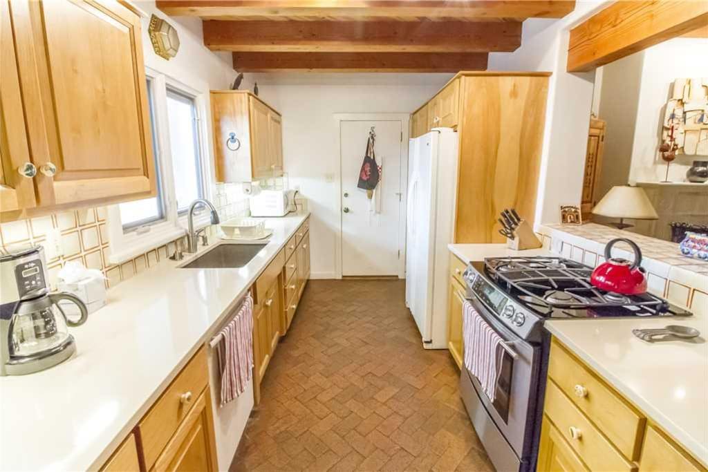 This well-equipped kitchen includes everything you need to prepare simple snacks or full-course meals for you and your guests.