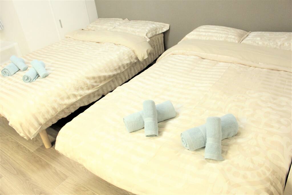 寝室 Bed room
セミダブルベッド×2
Semi-double bed×2