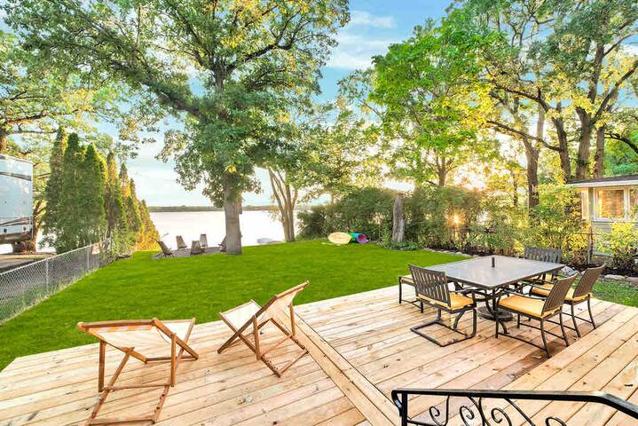 3 BR on Lake with Sunset Views, Lake Toys and Dock