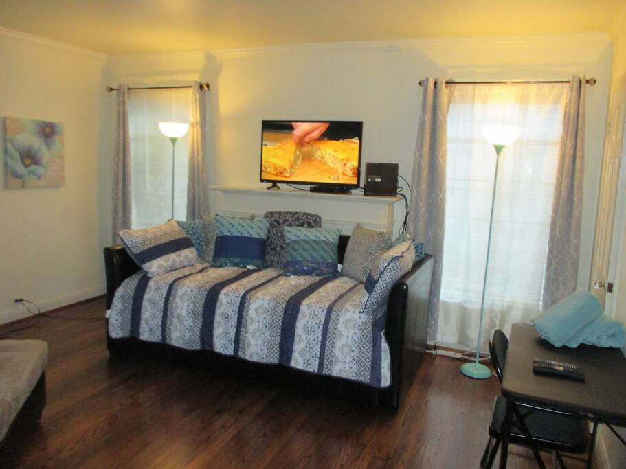 Daybed in living room, with 2 twin size mattresses.