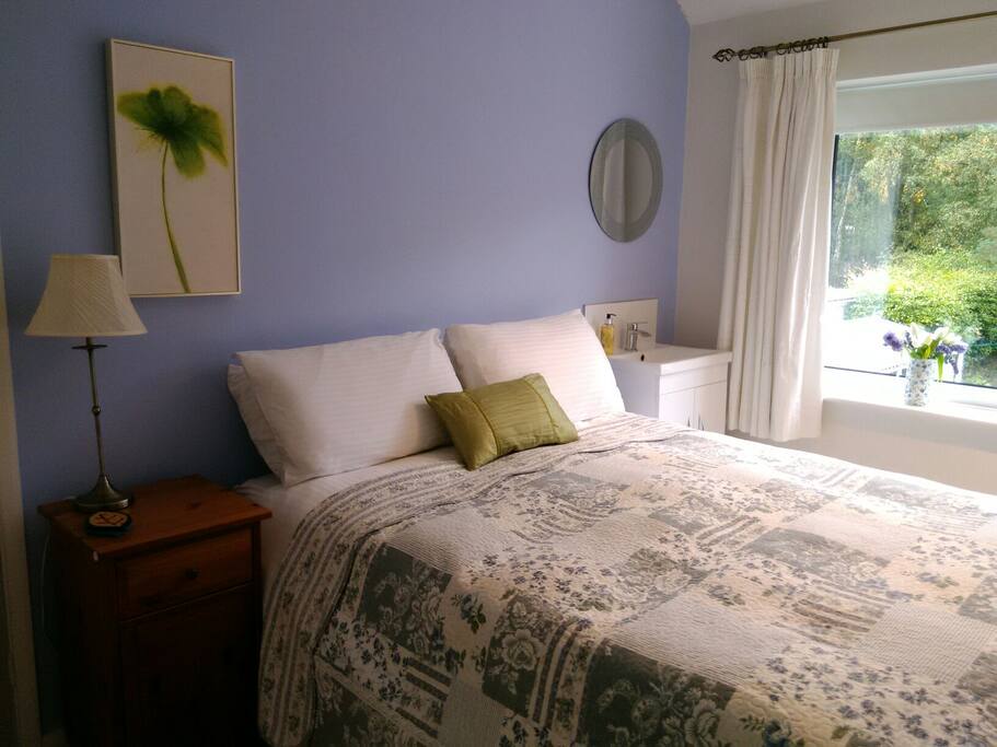 Double room with vanity basin
