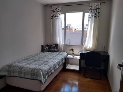 Quarto aconchegante próximo ao centro
