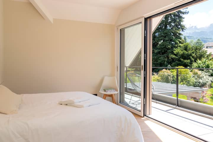 Glavni apartman (vrt, bazen i pogled na planine). Veliki balkon. Kupaonica u sklopu apartmana s tuš-kabinom i WC-om.