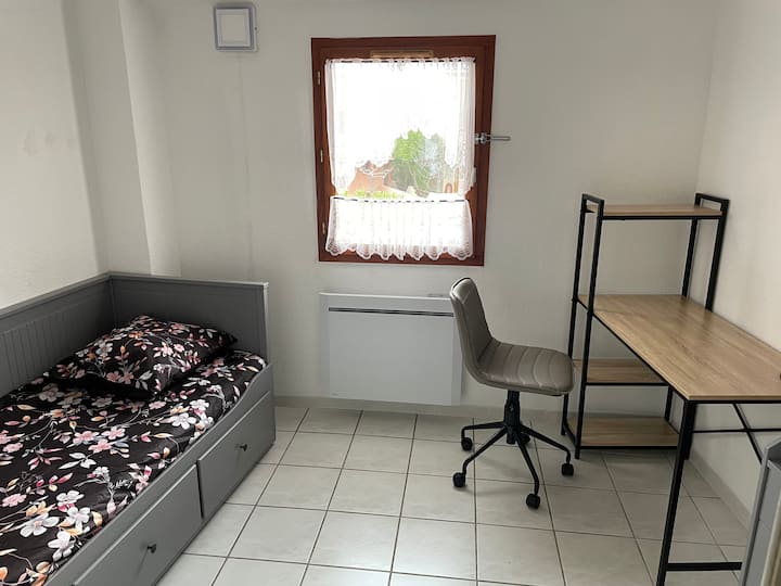 Camera da letto 2 con letto estraibile (per 2 letti da 80 o 1 letto da 160), scrivania, deposito 