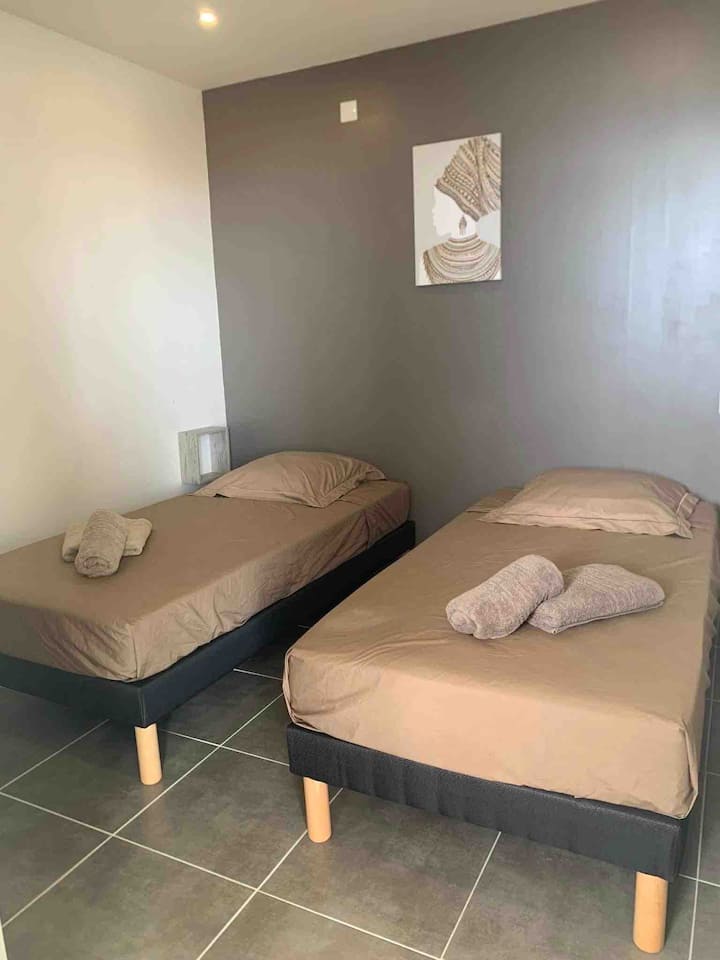 
Chambre 2 : 2 lits de 90 x190 ou 1 lit 180x 190 équipée prises USB