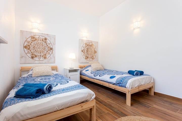 Chumba cha kulala cha watu wawili na vitanda viwili vya mtu mmoja