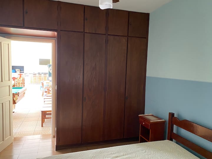 Საძინებლის თეთრეული 6, რომელიც დასასვენებელ სივრცეს გადაჰყურებს 