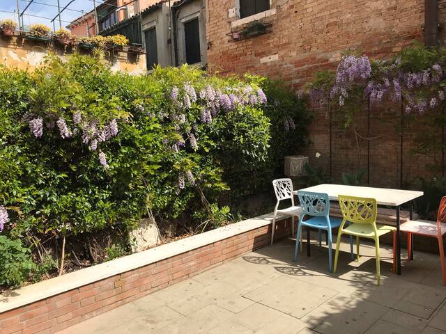 Three Floors of Perfection with Private Garden gallery image 2