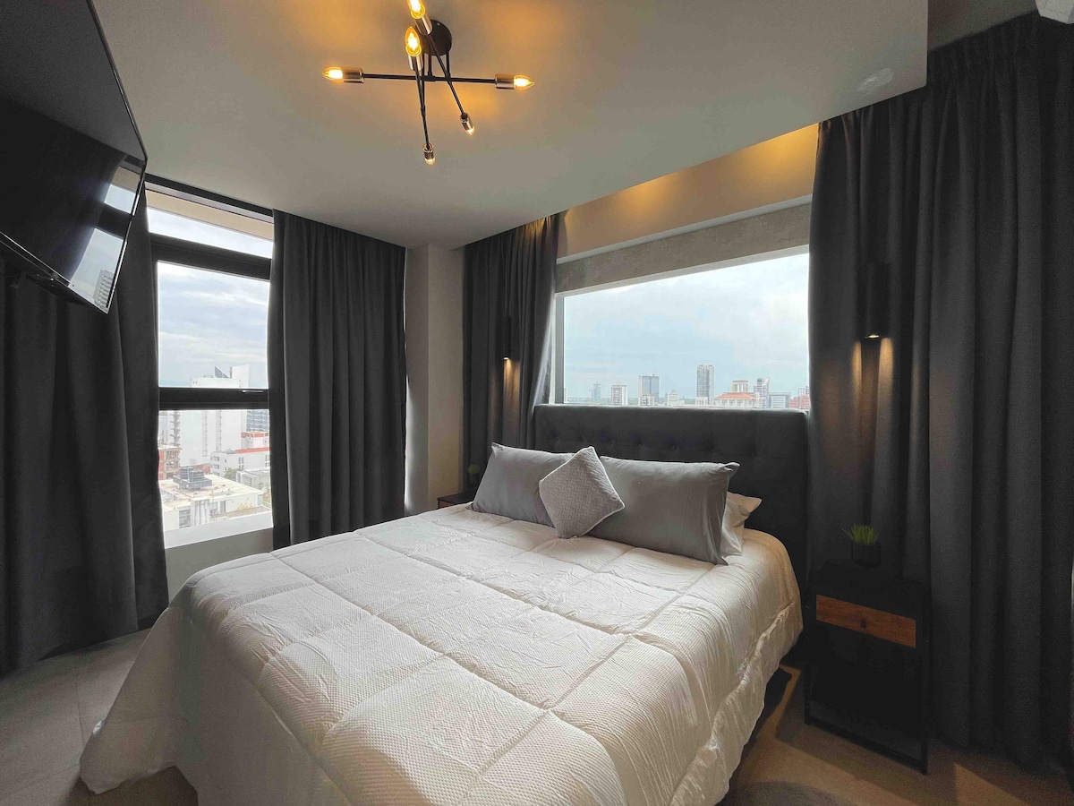 Chumba cha kulala chenye nafasi kubwa  na kizuri, kilicho na bafu ya kibinafsi, kilicho na mwonekano mzuri wa mandhari ya jiji. 