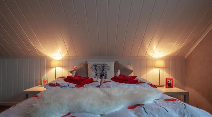 Спалня № 2. Голяма и хубава стая с 1 двойно легло. Има и закачалка за дрехи за закачване на дрехите ви. 