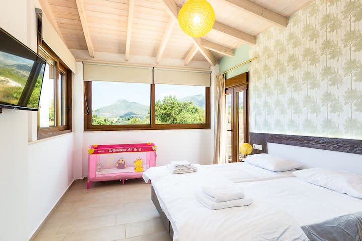 Villa I - det fjärde sovrummet. En spjälsäng och en barnstol kan tillhandahållas på begäran!